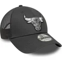 cappellino-trucker-grigio-regolabile-con-logo-grigio-9forty-dei-chicago-bulls-nba-di-new-era
