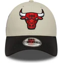 cappellino-curvo-beige-e-nero-regolabile-9forty-contrast-patch-di-chicago-bulls-nba-di-new-era