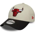 cappellino-curvo-beige-e-nero-regolabile-9forty-contrast-patch-di-chicago-bulls-nba-di-new-era