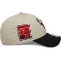 cappellino-curvo-beige-e-nero-regolabile-9forty-contrast-patch-di-chicago-bulls-nba-di-new-era