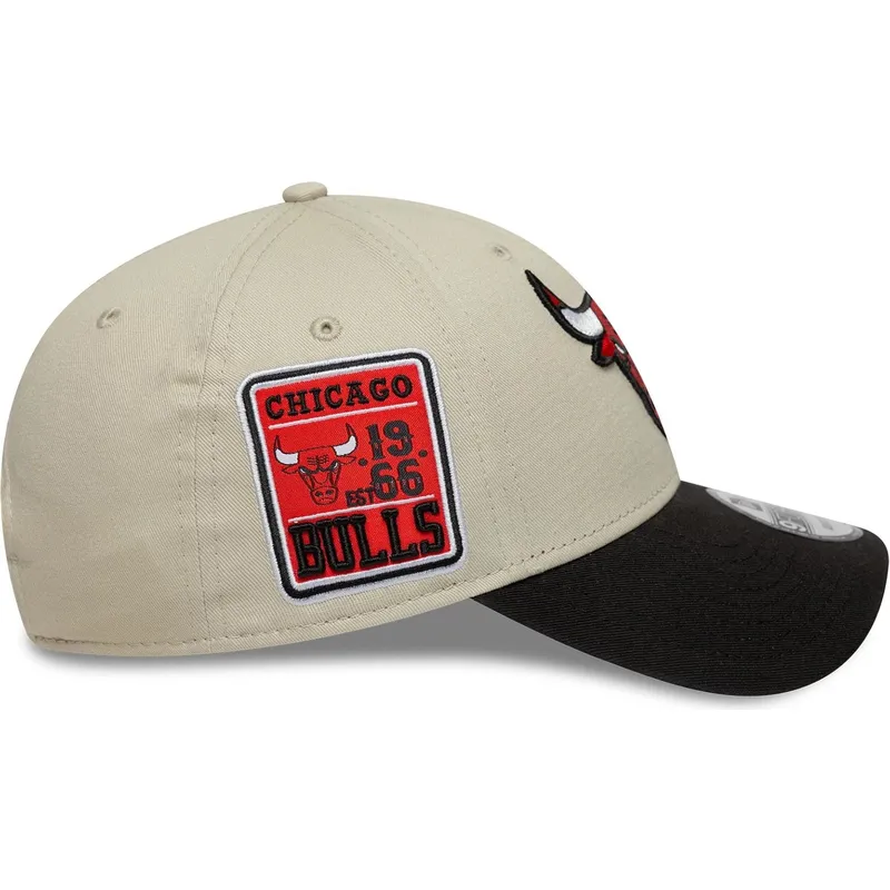 cappellino-curvo-beige-e-nero-regolabile-9forty-contrast-patch-di-chicago-bulls-nba-di-new-era