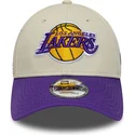 cappellino-curvo-beige-e-viola-regolabile-9forty-contrast-patch-dei-los-angeles-lakers-nba-di-new-era