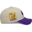 cappellino-curvo-beige-e-viola-regolabile-9forty-contrast-patch-dei-los-angeles-lakers-nba-di-new-era