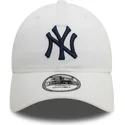 hvid-justerbar-buet-kasket-med-blat-logo-9twenty-core-classic-af-new-york-yankees-mlb-fra-new-era