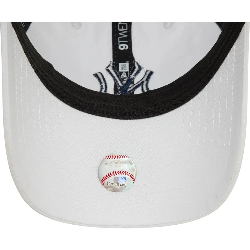 hvid-justerbar-buet-kasket-med-blat-logo-9twenty-core-classic-fra-new-york-yankees-mlb-fra-new-era