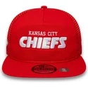 cappellino-piatto-trucker-rosso-golfer-international-series-games-2024-dei-kansas-city-chiefs-nfl-di-new-era