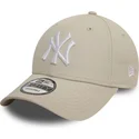buet-beige-justerbar-kasket-med-hvidt-logo-9forty-league-essential-fra-new-york-yankees-mlb-fra-new-era