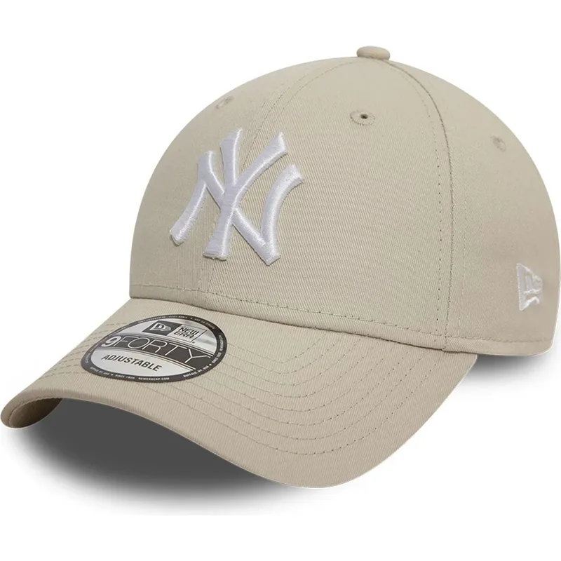beige-justerbar-buet-kasket-med-hvidt-logo-9forty-league-essential-af-new-york-yankees-mlb-fra-new-era