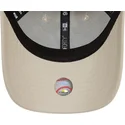 beige-justerbar-buet-kasket-med-hvidt-logo-9forty-league-essential-fra-new-york-yankees-mlb-fra-new-era