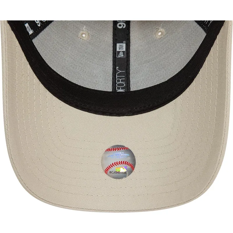 cappellino-curvo-beige-regolabile-con-logo-bianco-9forty-league-essential-di-new-york-yankees-mlb-di-new-era