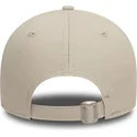 beige-justerbar-buet-kasket-med-hvidt-logo-9forty-league-essential-fra-new-york-yankees-mlb-fra-new-era