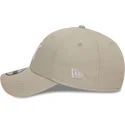 beige-justerbar-buet-kasket-med-hvidt-logo-9forty-league-essential-fra-new-york-yankees-mlb-fra-new-era