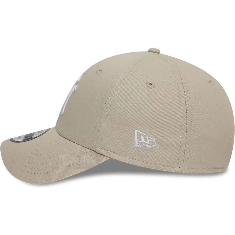 buet-beige-justerbar-kasket-med-hvidt-logo-9forty-league-essential-fra-new-york-yankees-mlb-fra-new-era