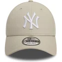 beige-justerbar-buet-kasket-med-hvidt-logo-9forty-league-essential-fra-new-york-yankees-mlb-fra-new-era