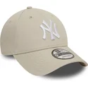 beige-justerbar-buet-kasket-med-hvidt-logo-9forty-league-essential-fra-new-york-yankees-mlb-fra-new-era