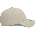 beige-justerbar-buet-kasket-med-hvidt-logo-9forty-league-essential-fra-new-york-yankees-mlb-fra-new-era