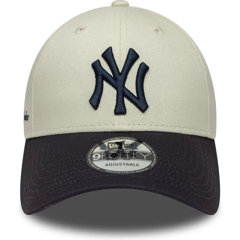 justerbar-9forty-side-script-beige-og-marinebla-buet-kasket-fra-new-york-yankees-mlb-fra-new-era
