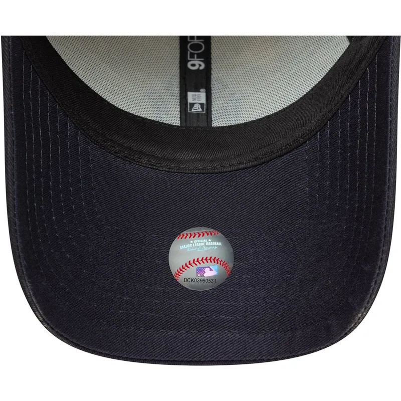 justerbar-9forty-side-script-beige-og-marinebla-buet-kasket-fra-new-york-yankees-mlb-fra-new-era