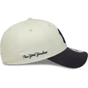 cappellino-curvo-beige-e-blu-navy-regolabile-9forty-side-script-dei-new-york-yankees-mlb-di-new-era