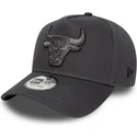 cappellino-curvo-grigio-snapback-con-logo-grigio-e-frame-tonal-outline-dei-chicago-bulls-nba-di-new-era