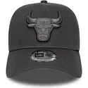 cappellino-curvo-grigio-snapback-con-logo-grigio-e-frame-tonal-outline-dei-chicago-bulls-nba-di-new-era