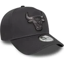 cappellino-curvo-grigio-snapback-con-logo-grigio-e-frame-tonal-outline-dei-chicago-bulls-nba-di-new-era
