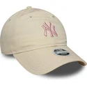 beige-justerbar-kvindehat-med-buet-skygge-og-lyserodt-logo-9twenty-contrast-stitch-fra-new-york-yankees-mlb-fra-new-era