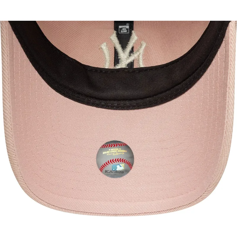 new-york-yankees-mlb-new-era-9twenty-dye-denim-justerbar-lyserod-kvindekasket-med-buet-skygge