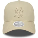 beige-trucker-kasket-til-kvinder-a-frame-league-essential-new-york-yankees-mlb-fra-new-era