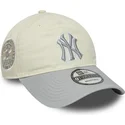 beige-og-gra-justerbar-kvindehat-med-buet-skygge-9twenty-world-series-cooperstown-new-york-yankees-mlb-fra-new-era