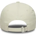 beige-og-gra-justerbar-kvindehat-med-buet-skygge-9twenty-world-series-cooperstown-new-york-yankees-mlb-fra-new-era