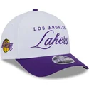 cappello-curvo-bianco-e-viola-snapback-9forty-m-crown-draft-2025-dei-los-angeles-lakers-nba-di-new-era