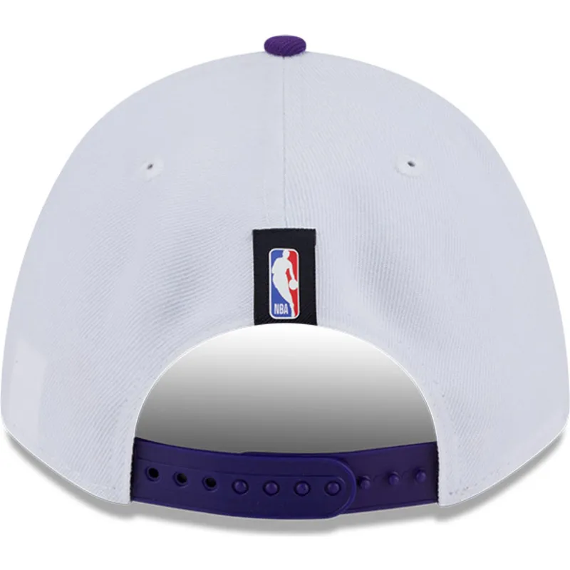 vit-och-violett-bojd-skarm-snapback-keps-9forty-m-crown-draft-2025-los-angeles-lakers-nba-fran-new-era