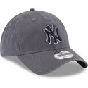 gra-justerbar-kasket-med-buet-skygge-og-blat-logo-9twenty-core-classics-fra-new-york-yankees-mlb-af-new-era
