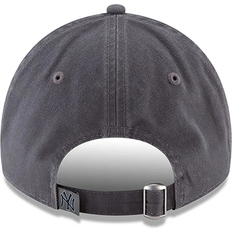 gra-justerbar-kasket-med-buet-skygge-og-blat-logo-9twenty-core-classics-fra-new-york-yankees-mlb-af-new-era