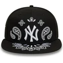 cappello-piatto-nero-aderente-59fifty-paisley-dei-new-york-yankees-mlb-di-new-era