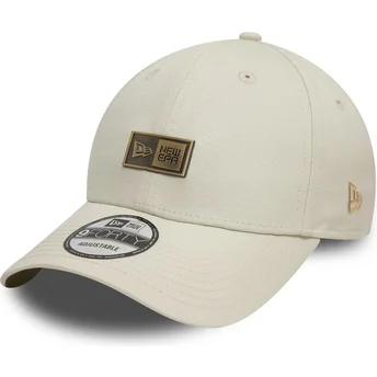 Buet beige justerbar kasket 9FORTY Badge fra New Era