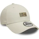 buet-beige-justerbar-kasket-9forty-badge-fra-new-era