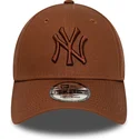braune-verstellbare-curved-cap-mit-braunem-logo-9forty-league-essential-der-new-york-yankees-mlb-von-new-era