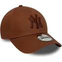 cappellino-curvo-marrone-regolabile-con-logo-marrone-9forty-league-essential-di-new-york-yankees-mlb-di-new-era