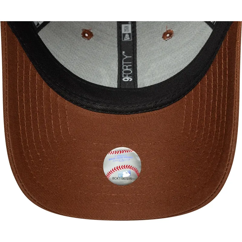 cappellino-curvo-marrone-regolabile-con-logo-marrone-9forty-league-essential-di-new-york-yankees-mlb-di-new-era