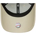 cappellino-curvo-beige-regolabile-con-logo-verde-9forty-league-essential-degli-oakland-athletics-mlb-di-new-era