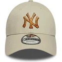 cappellino-beige-regolabile-con-visiera-curva-e-logo-marrone-9forty-ombre-infill-dei-new-york-yankees-mlb-di-new-era
