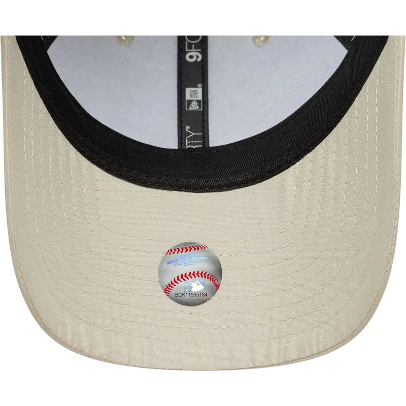 beige-justerbar-bojd-keps-med-beige-logotyp-9forty-tonal-flawless-new-york-yankees-mlb-fran-new-era
