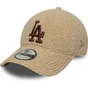 beige-verstellbare-9forty-kappe-mit-gebogenem-schirm-und-braunem-logo-der-los-angeles-dodgers-mlb-von-new-era