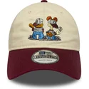 beige-und-granatrote-verstellbare-9twenty-kappe-mit-gebogenem-schirm-von-garfield-und-odie-von-new-era