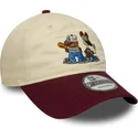 beige-und-granatrote-verstellbare-9twenty-kappe-mit-gebogenem-schirm-von-garfield-und-odie-von-new-era