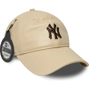 Verstellbare beige gebogene Kappe mit braunem Logo 9TWENTY Leather der New York Yankees MLB von New Era.