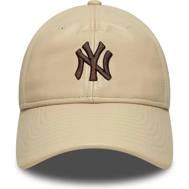 bezowa-regulowana-czapka-z-zakrzywionym-daszkiem-z-brazowym-logo-9twenty-leather-new-york-yankees-mlb-od-new-era