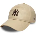 verstellbare-beige-gebogene-kappe-mit-braunem-logo-9twenty-leather-der-new-york-yankees-mlb-von-new-era